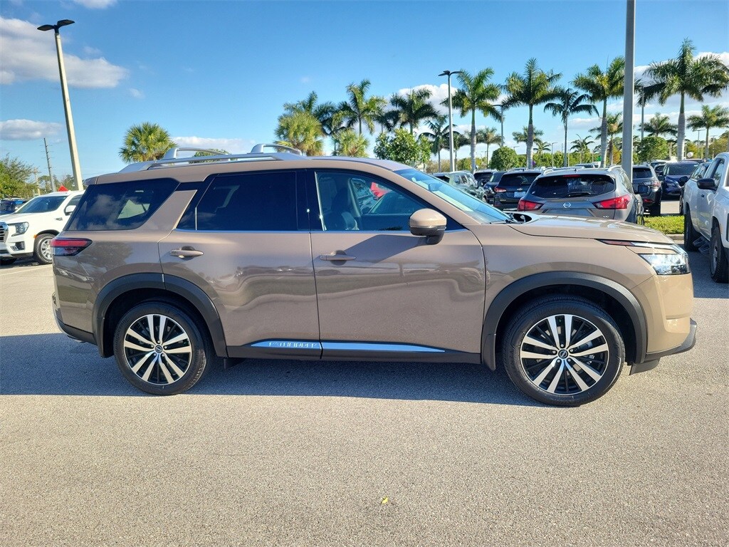 2024 Nissan Pathfinder Platinum photo 3
