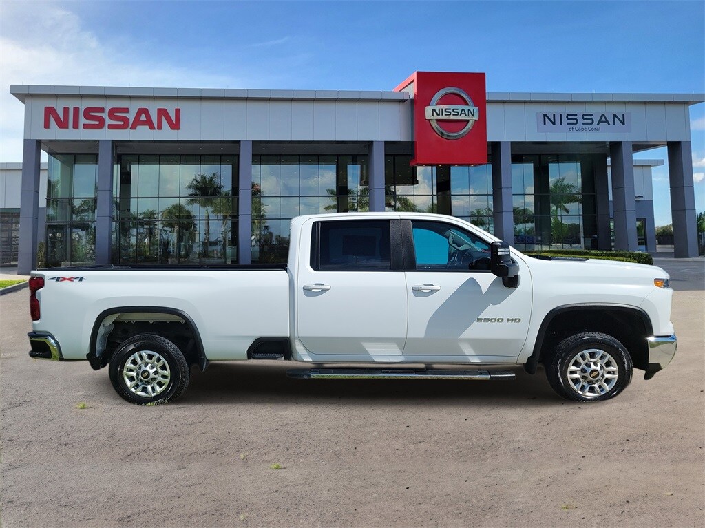 2024 Chevrolet Silverado 2500HD LT photo 3