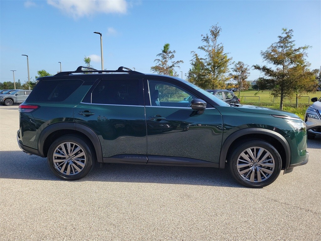 2023 Nissan Pathfinder SL photo 3