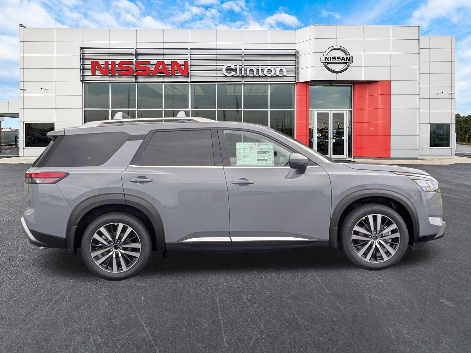 2025 Nissan Pathfinder Platinum photo 2