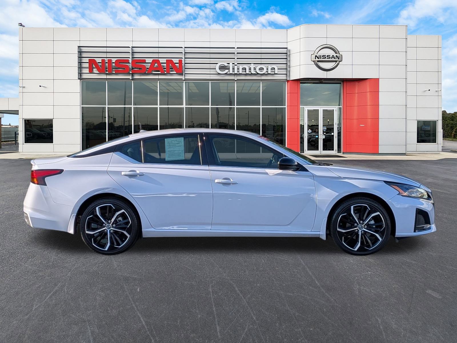 2024 Nissan Altima 2.5 SR photo 2