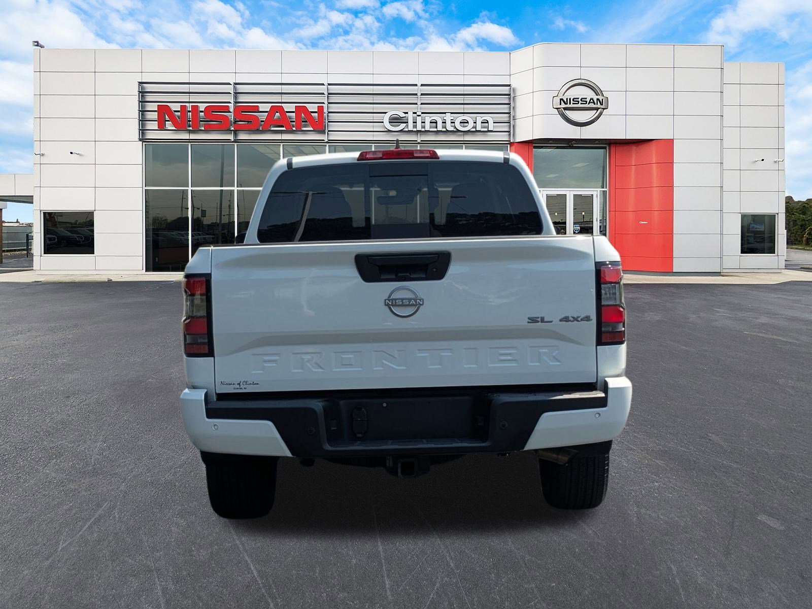 2024 Nissan Frontier SL photo 4