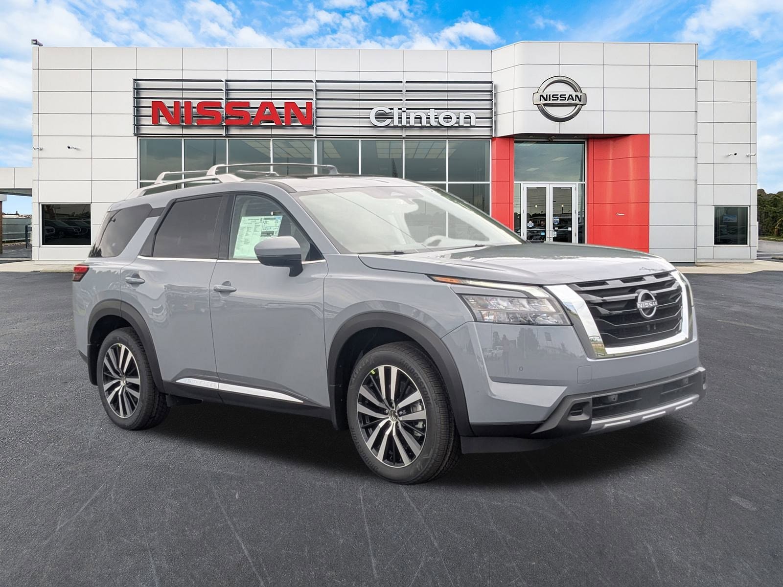 2025 Nissan Pathfinder Platinum's photo