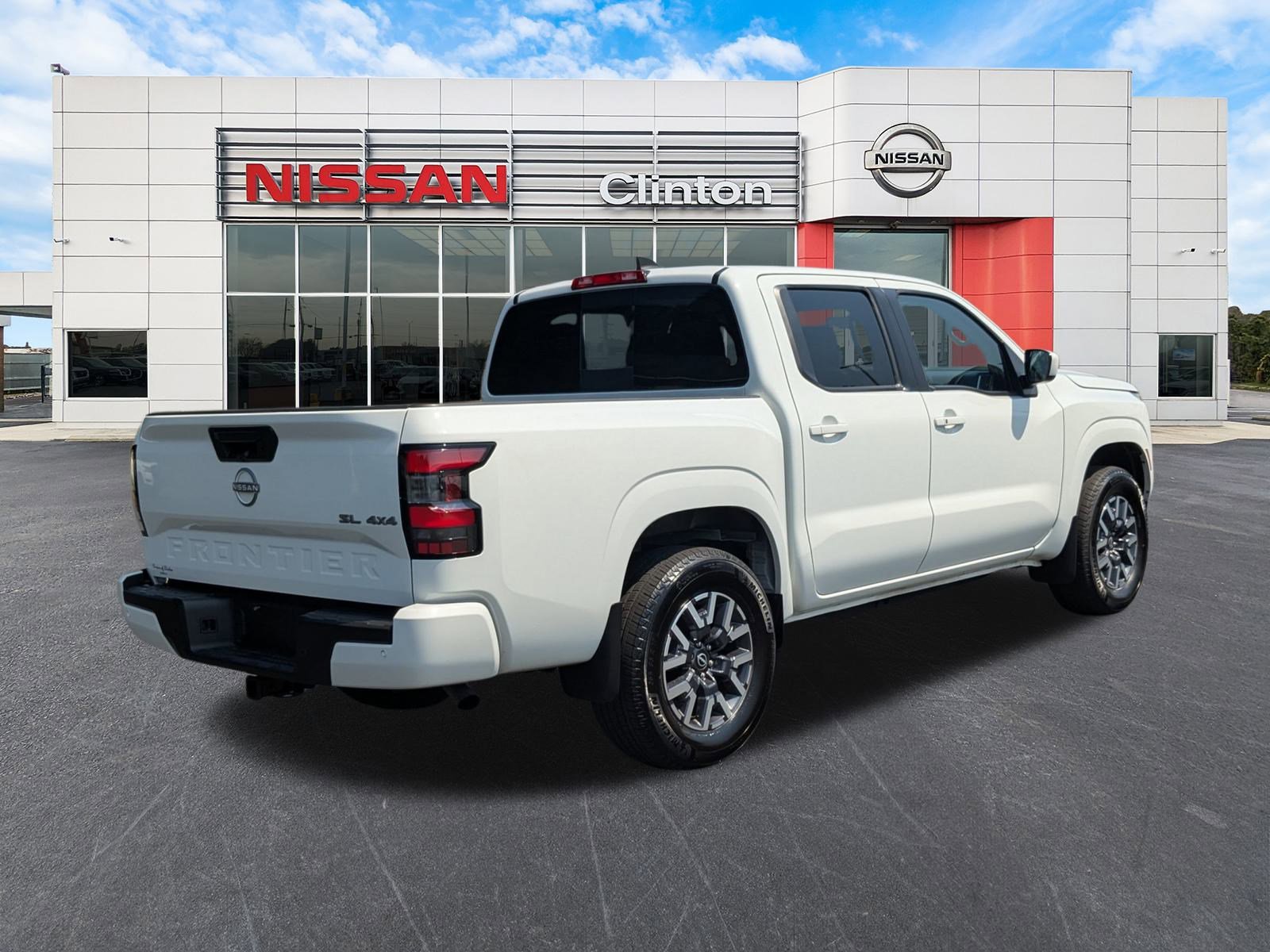 2024 Nissan Frontier SL photo 3