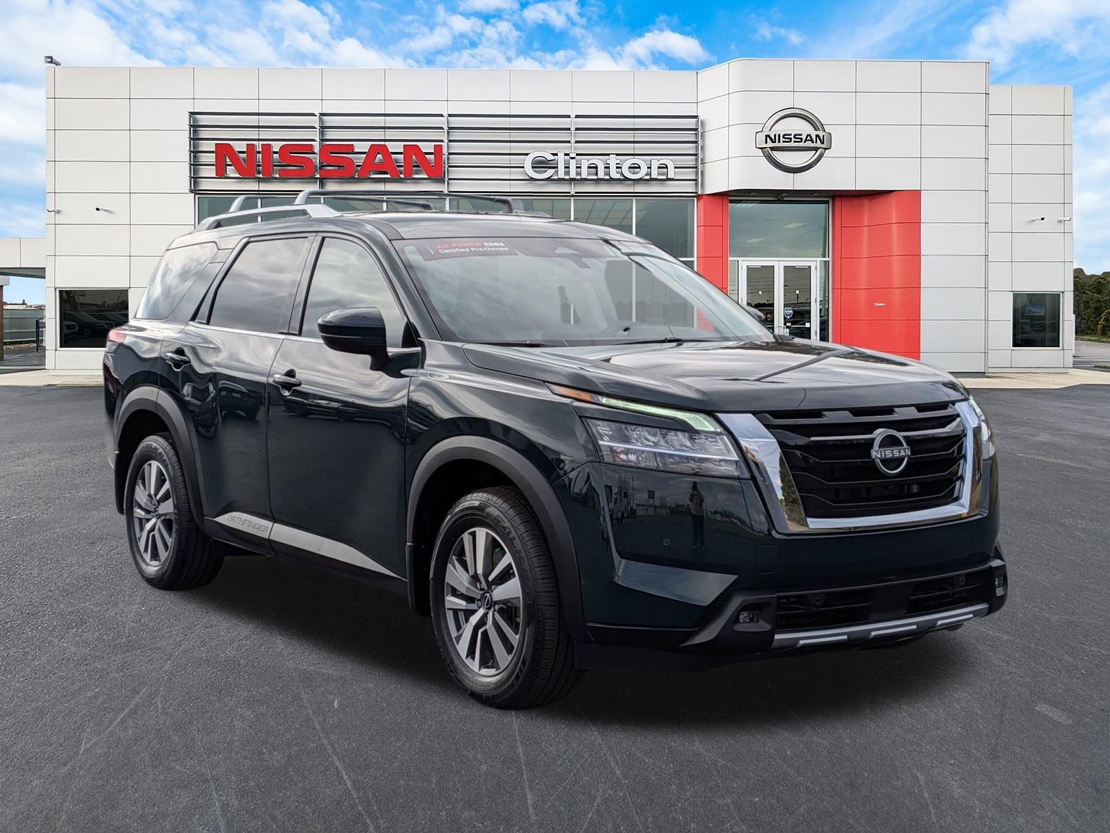 2023 Nissan Pathfinder SL's photo