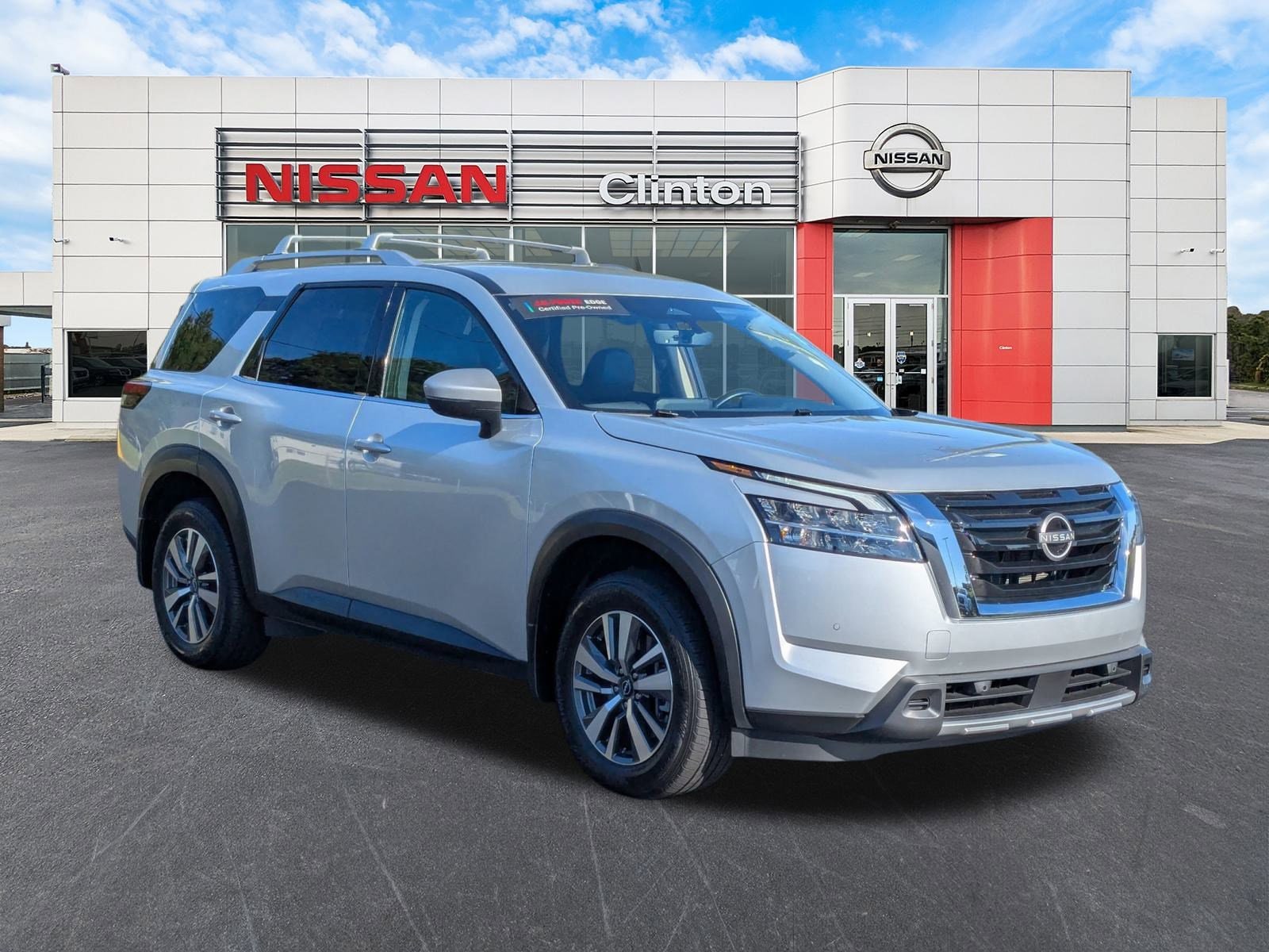 2024 Nissan Pathfinder SL's photo