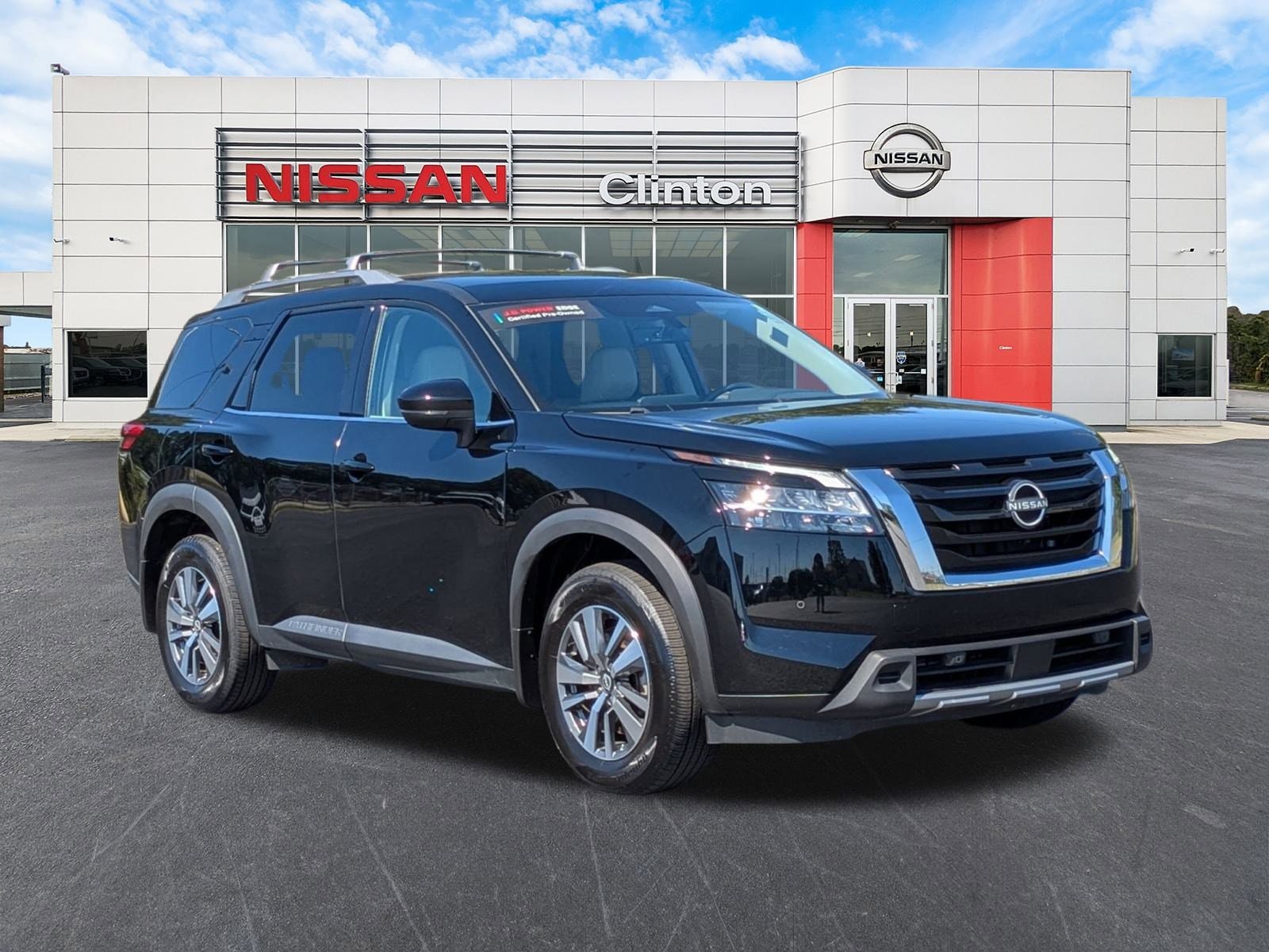 2024 Nissan Pathfinder SL's photo