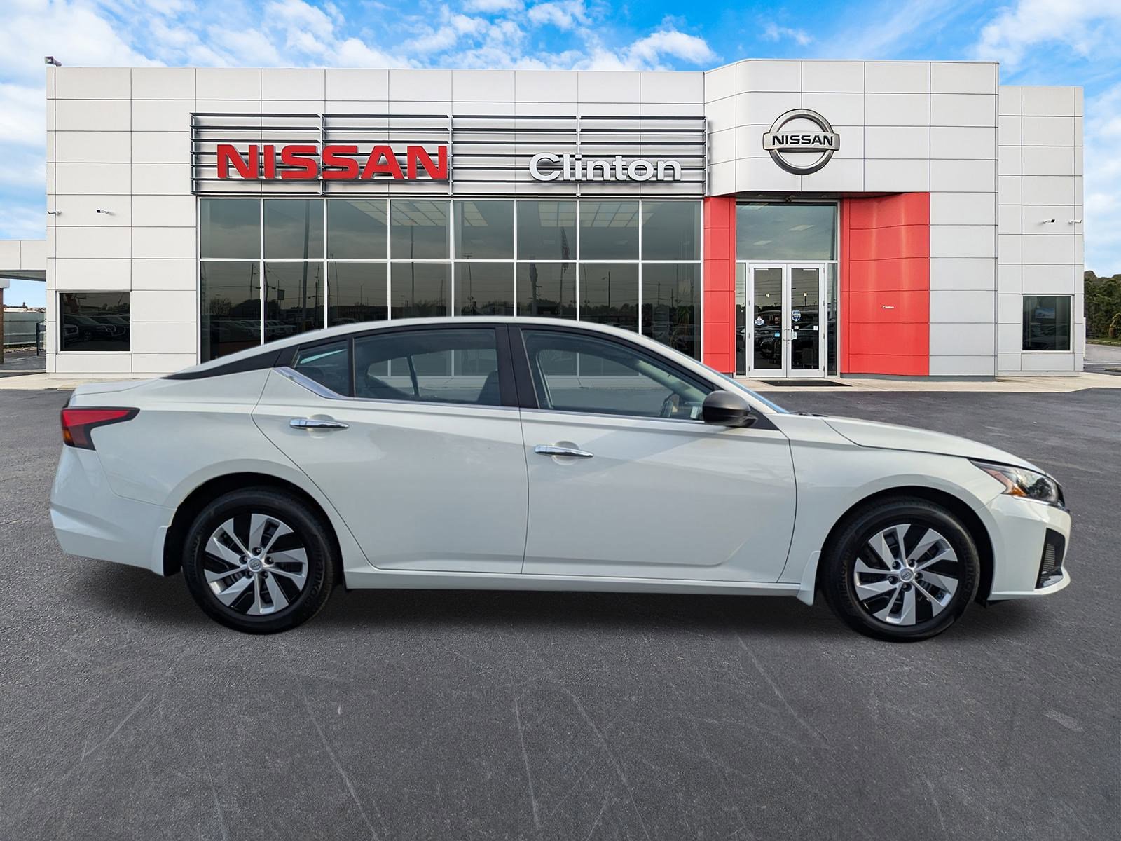 2025 Nissan Altima S photo 2