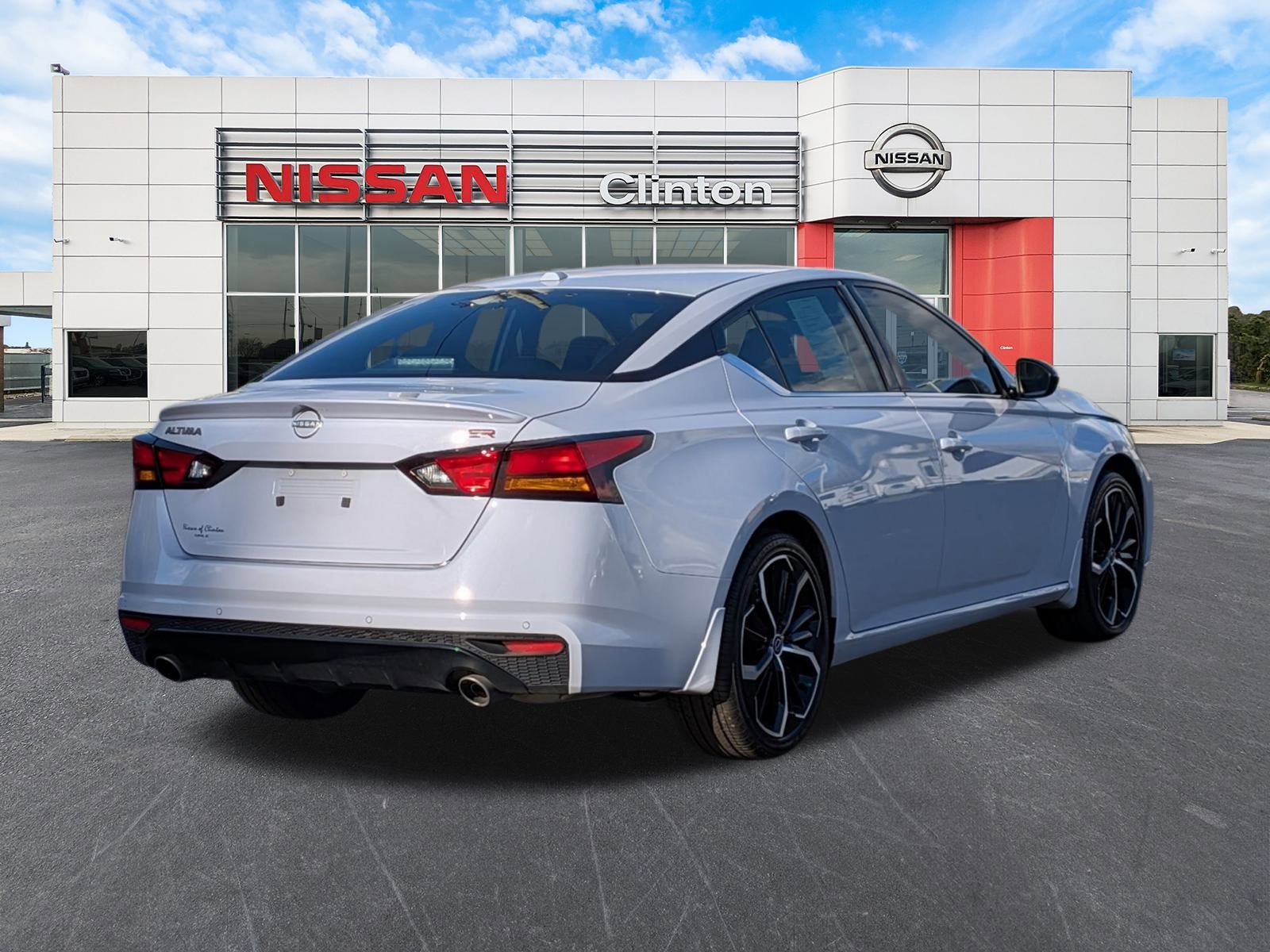 2024 Nissan Altima 2.5 SR photo 3