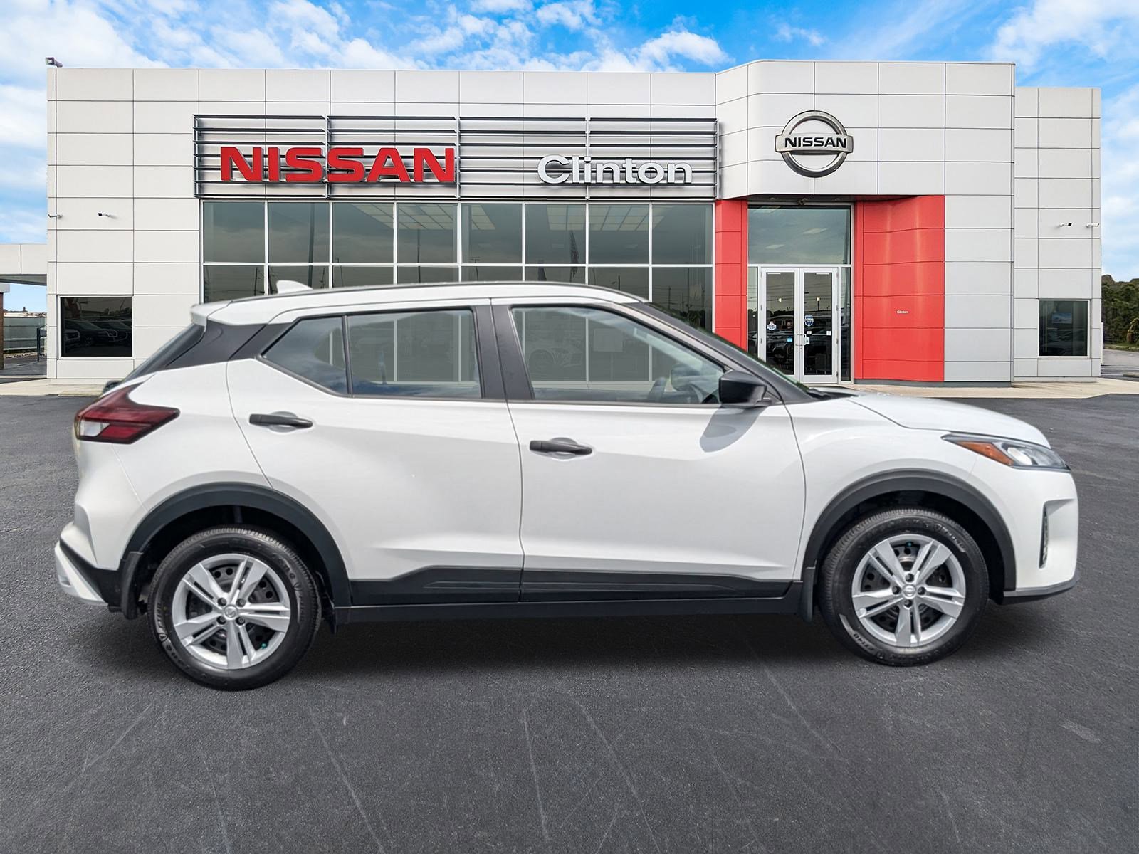 2025 Nissan Kicks Play S photo 2