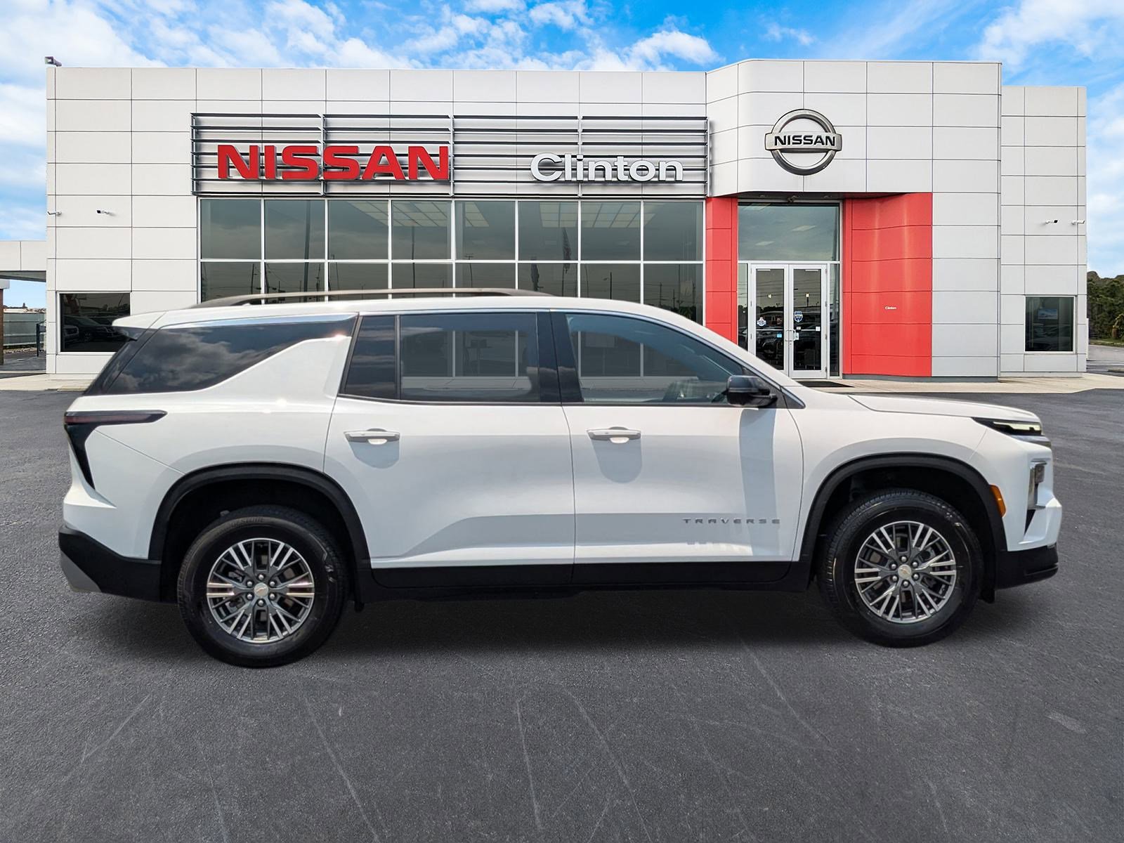 2024 Chevrolet Traverse photo 2