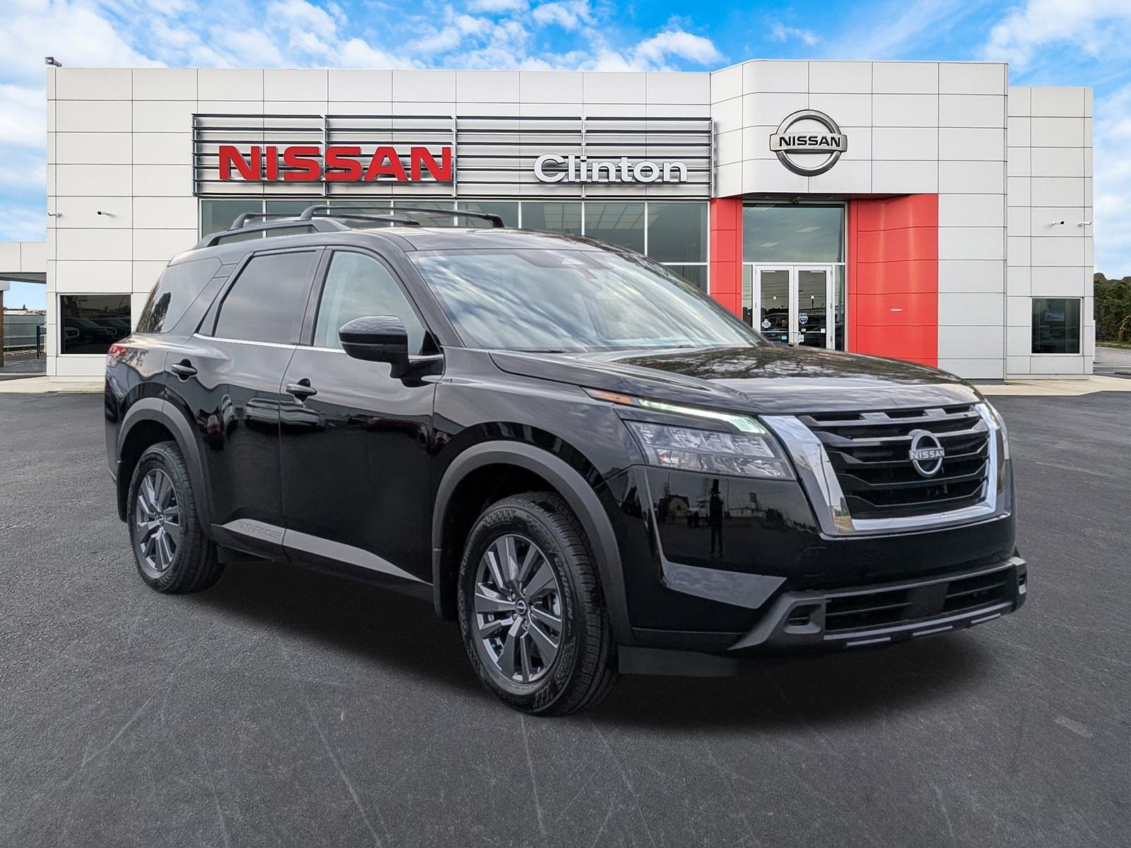 2025 Nissan Pathfinder SV's photo