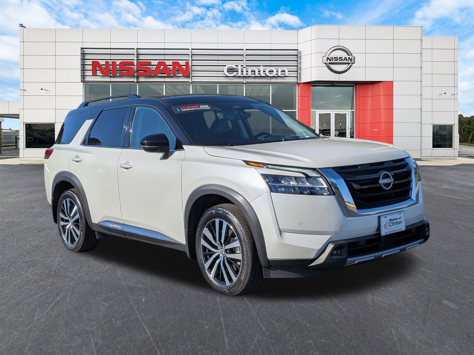 2024 Nissan Pathfinder Platinum's photo
