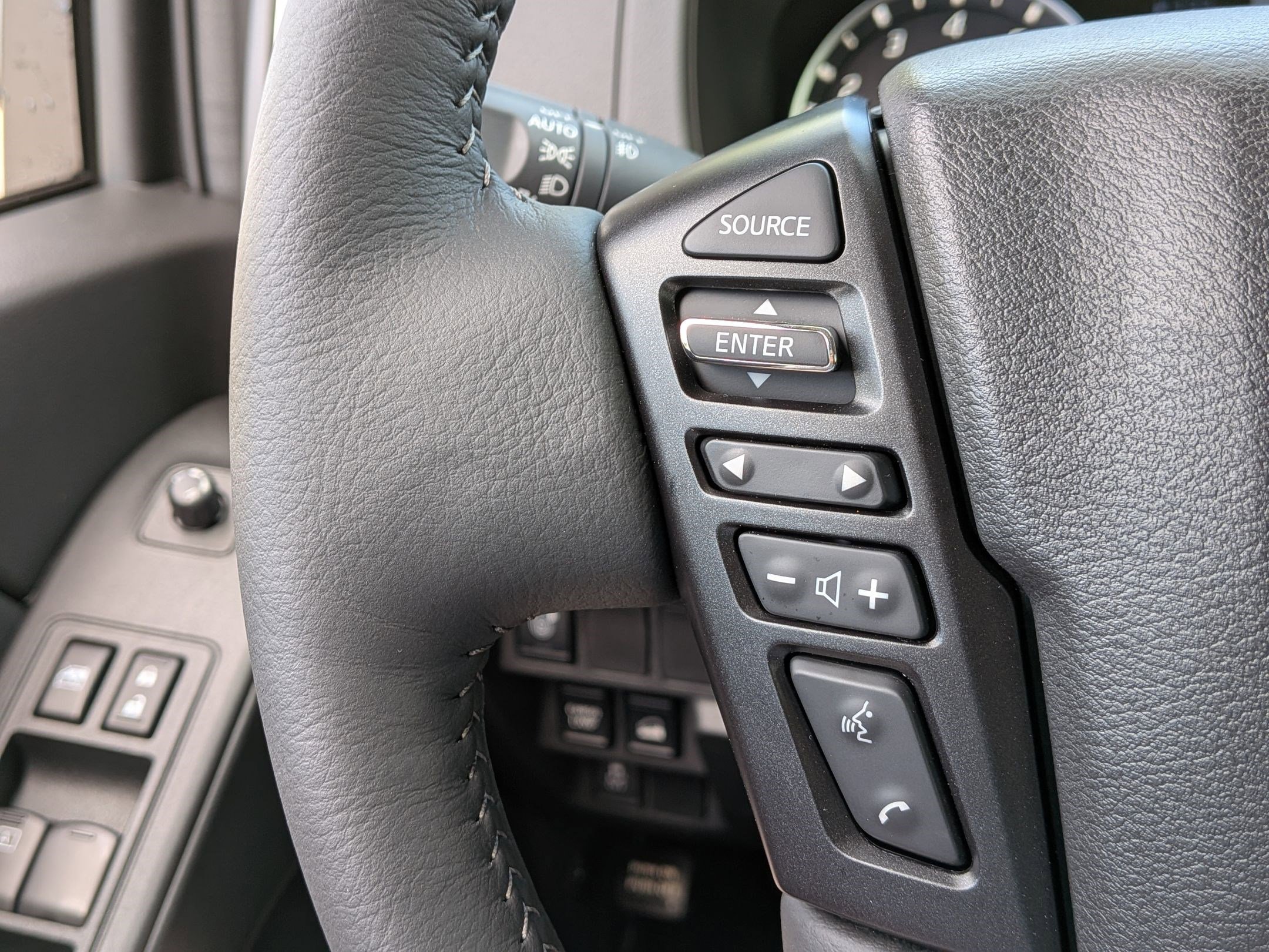 2025 Nissan Frontier SL - Photo 16