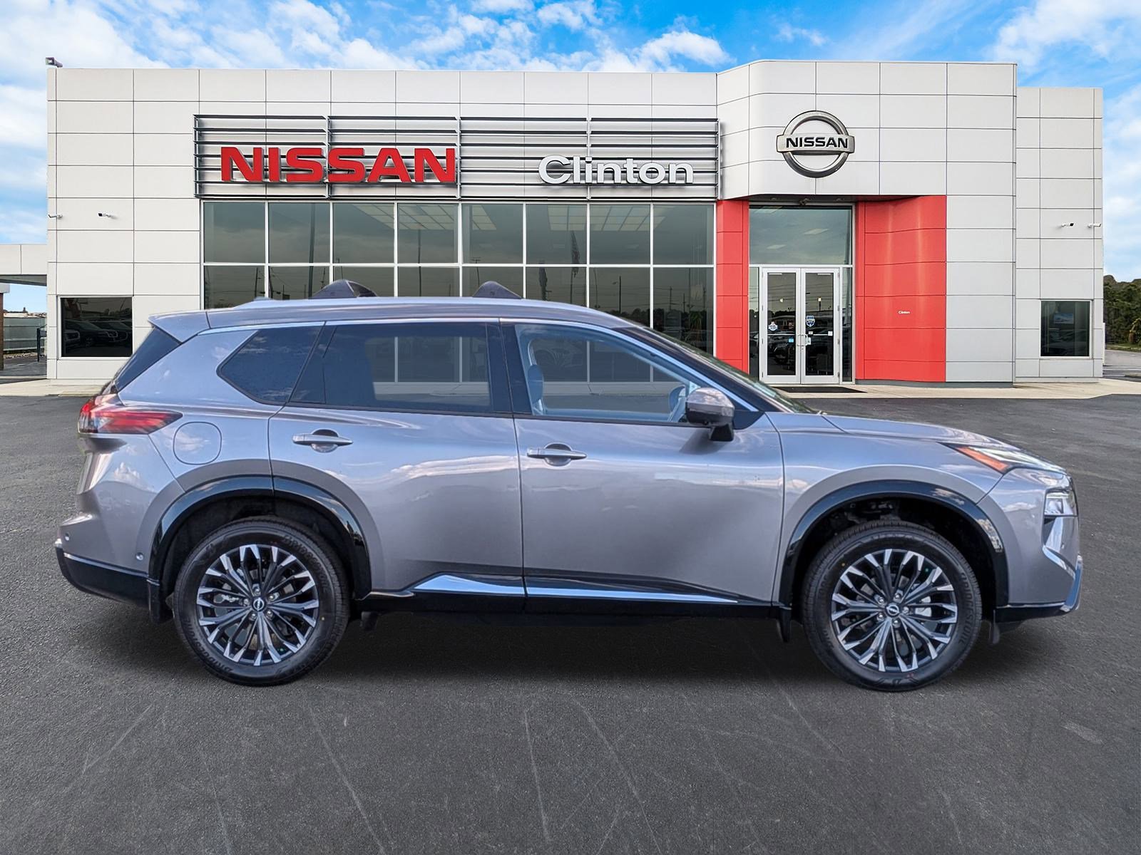 2026 Nissan Rogue Platinum photo 2