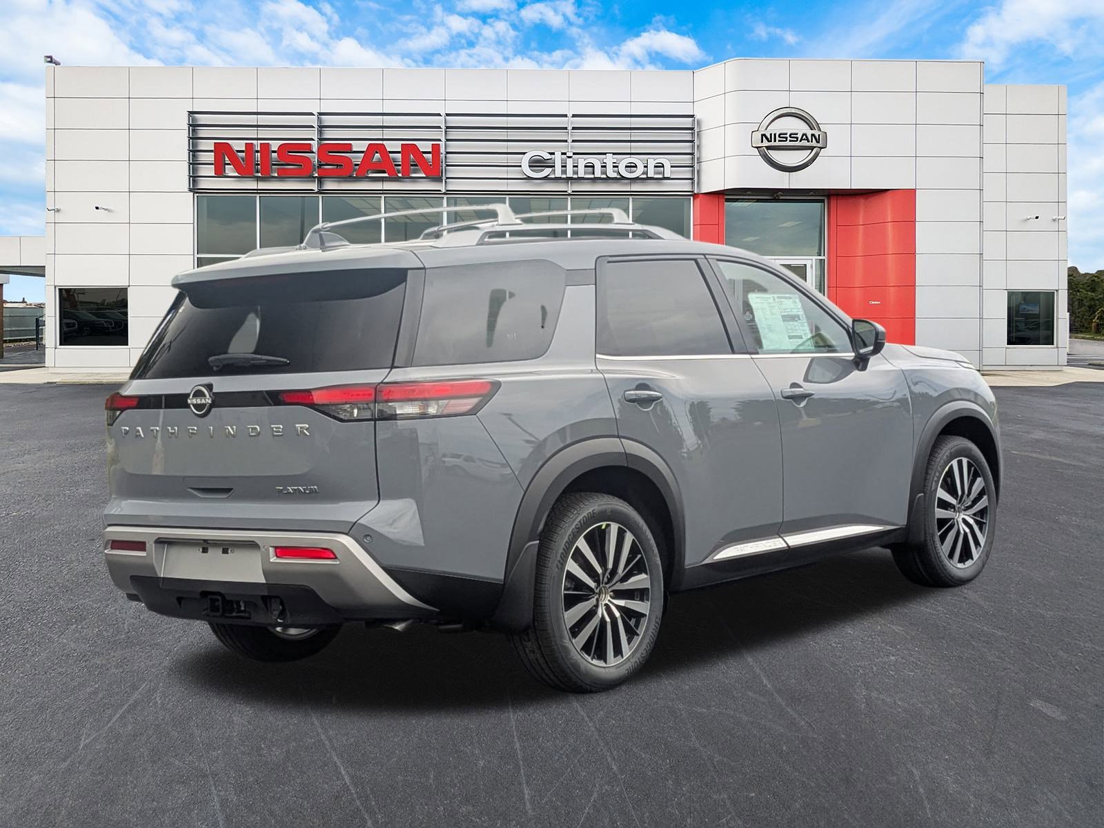 2025 Nissan Pathfinder Platinum photo 3