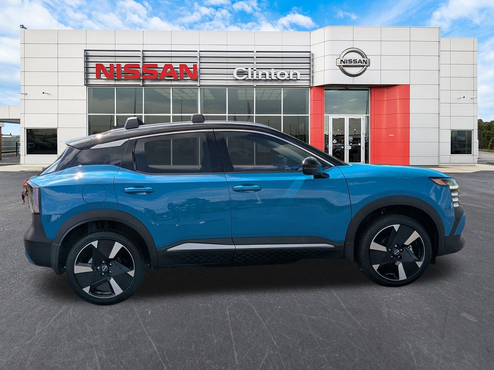 2025 Nissan Kicks SR photo 2
