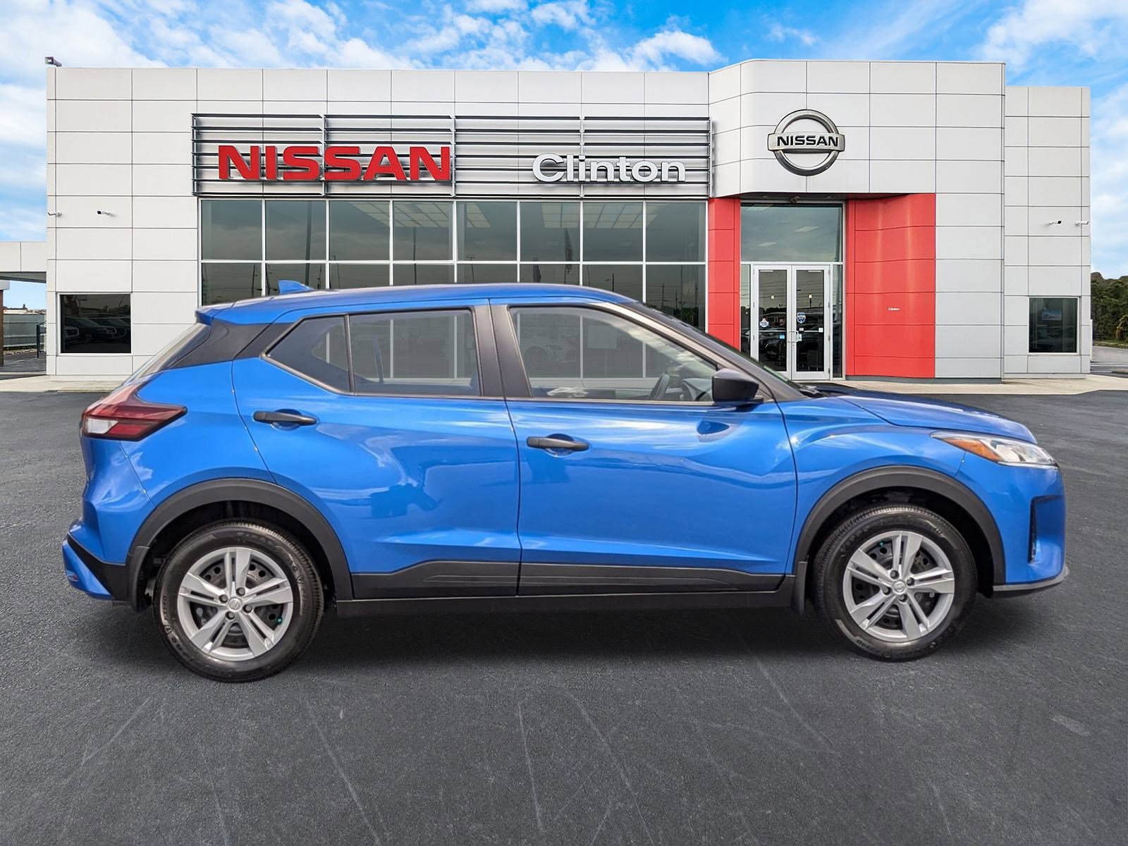 2025 Nissan Kicks Play S photo 2