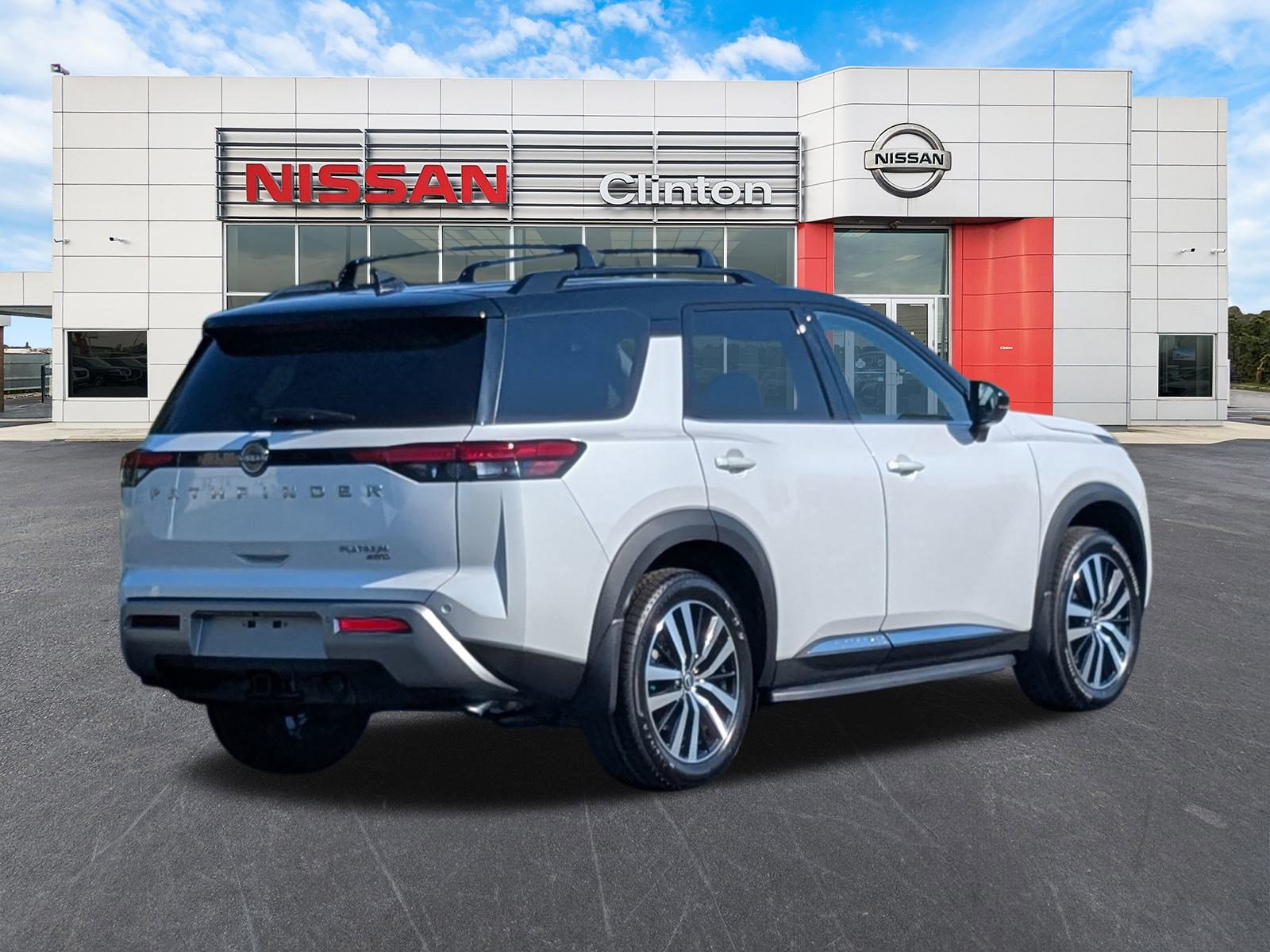 2025 Nissan Pathfinder Platinum photo 2