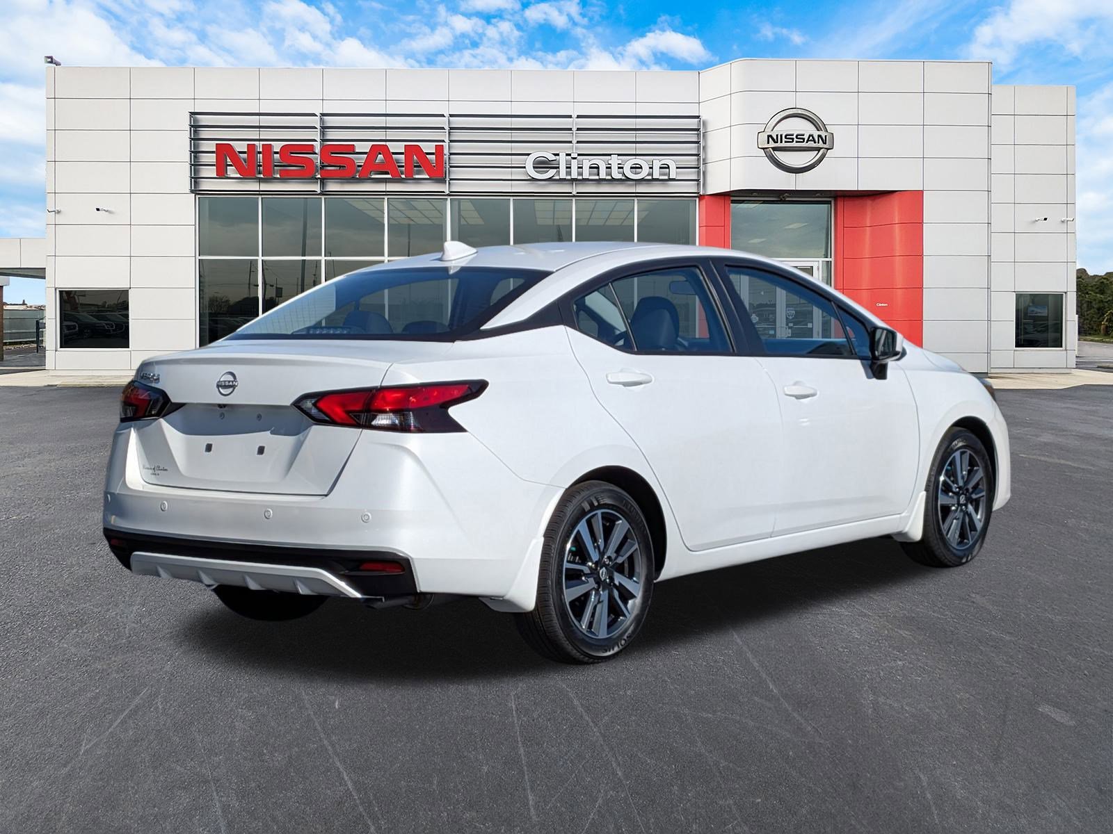 2025 Nissan Versa 1.6 SV photo 3