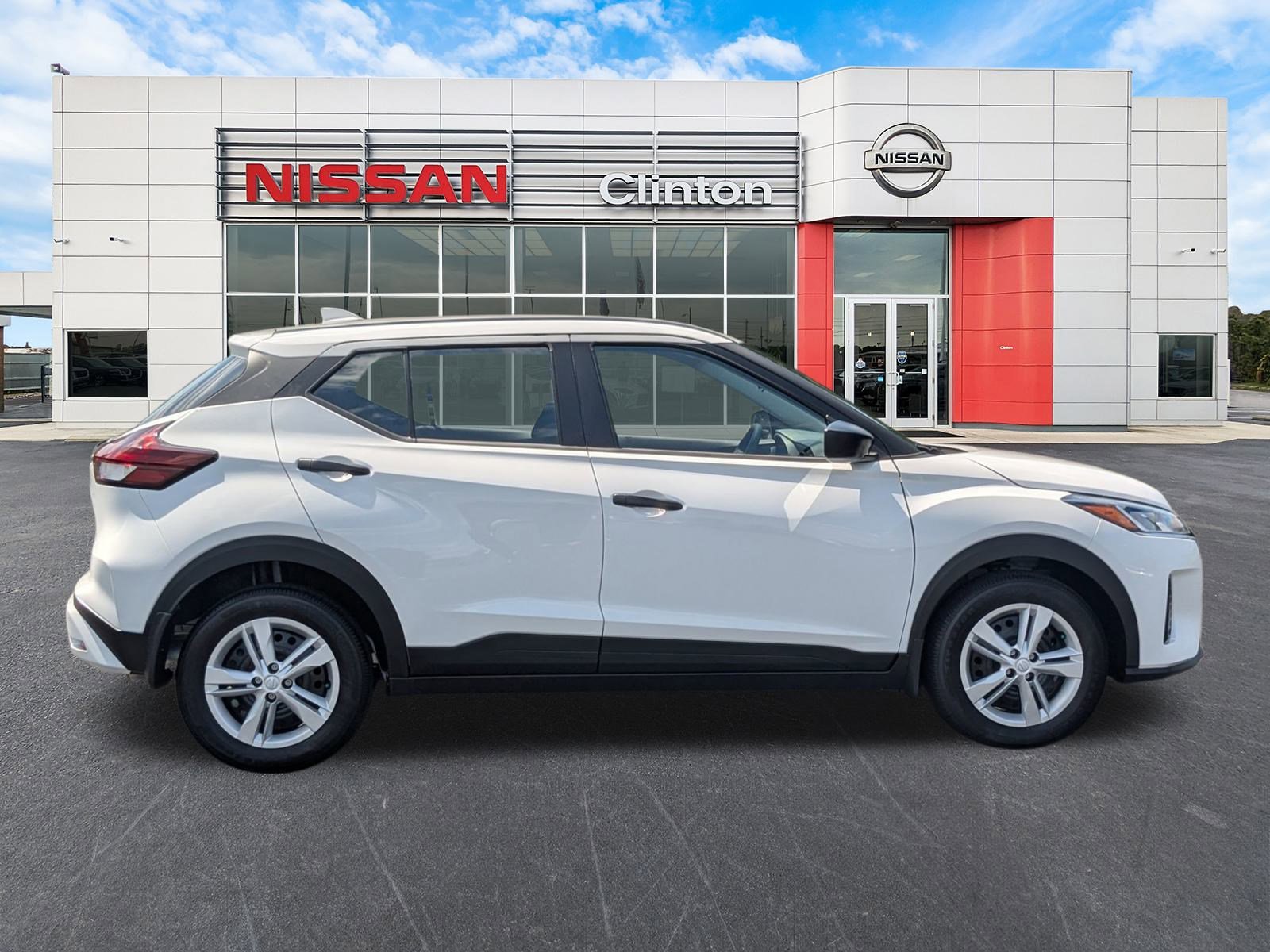 2025 Nissan Kicks Play S photo 2