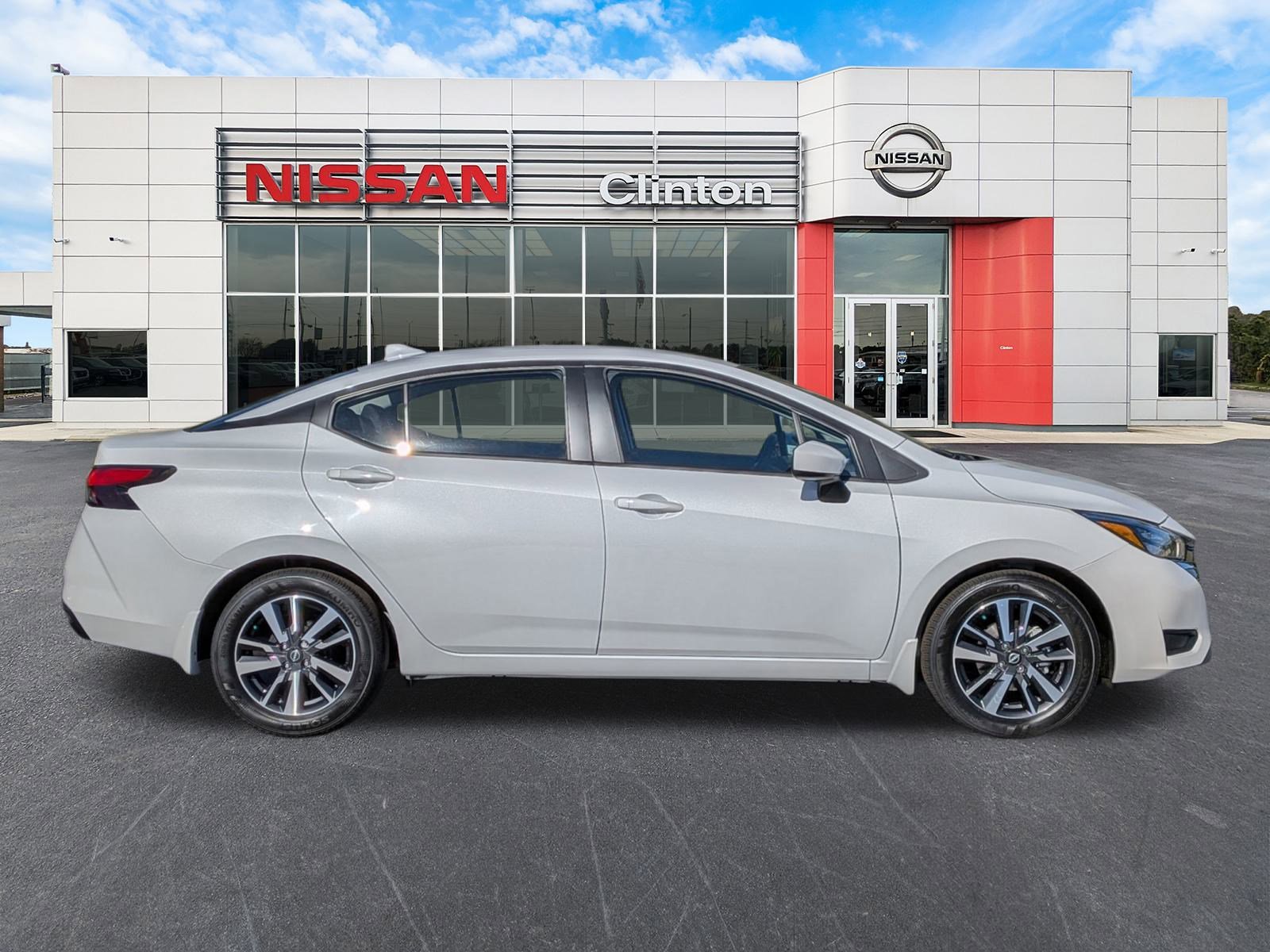 2025 Nissan Versa 1.6 SV photo 2