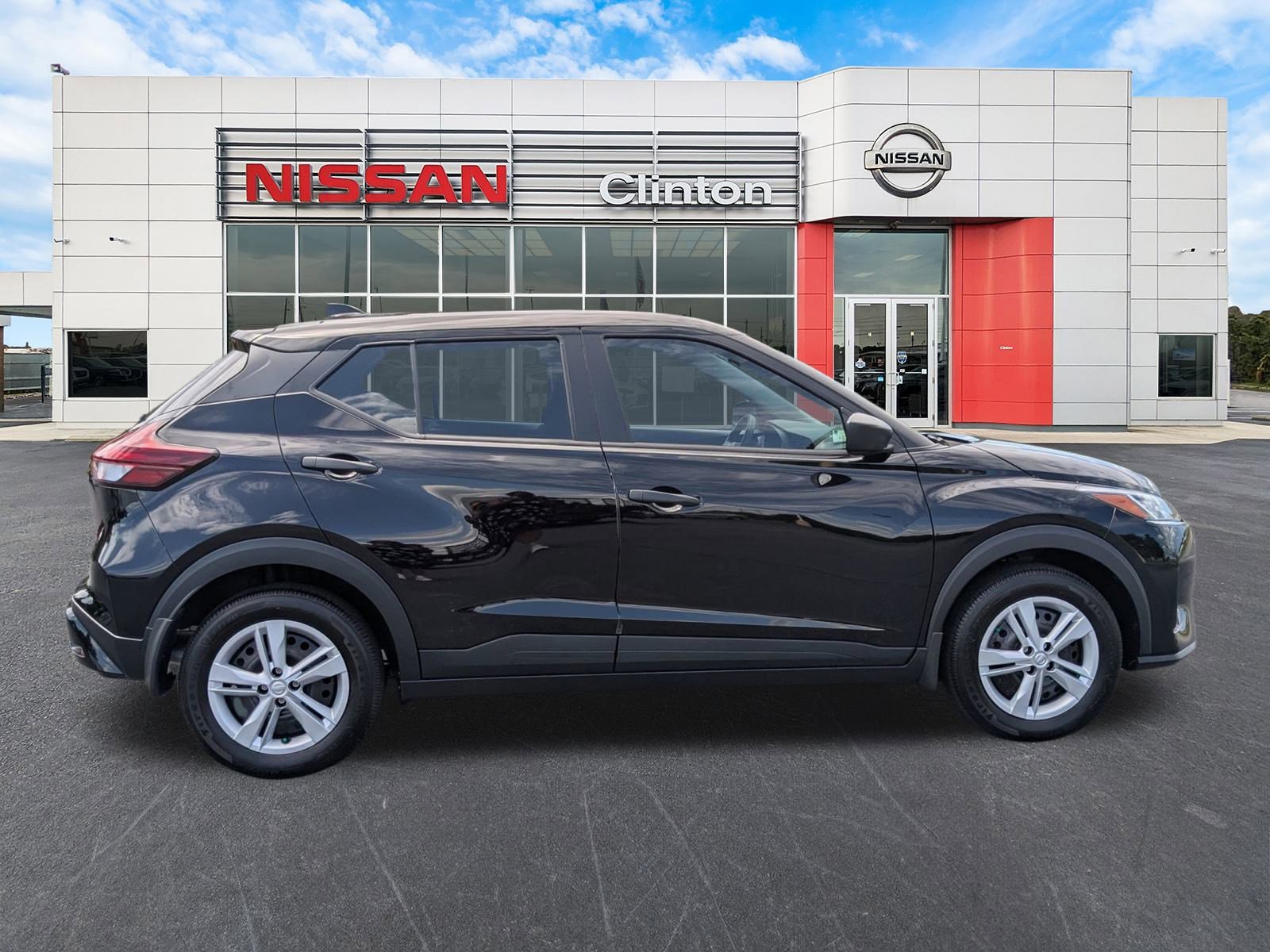 2025 Nissan Kicks Play S photo 2