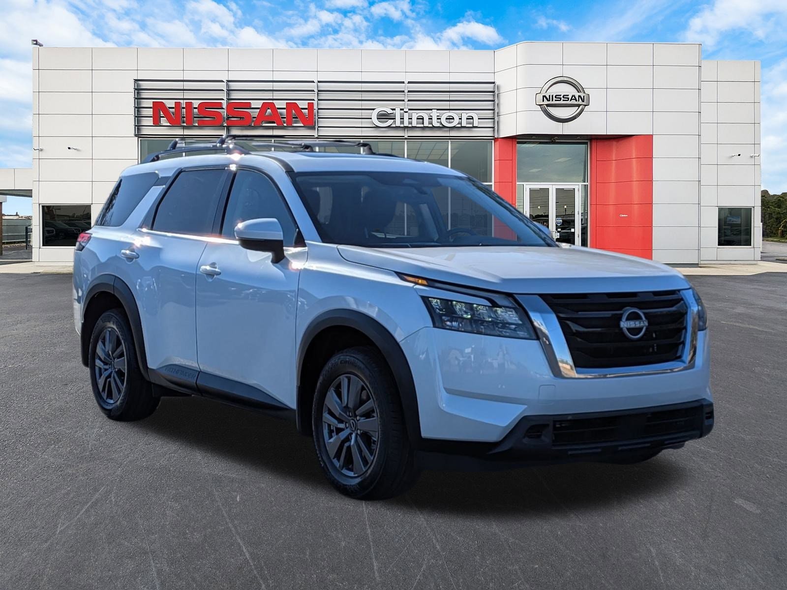 2025 Nissan Pathfinder SV's photo