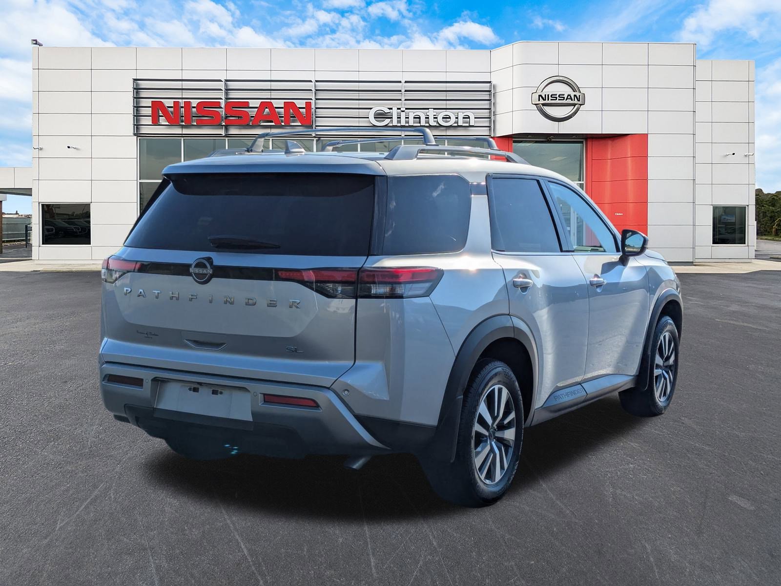 2024 Nissan Pathfinder SL photo 2