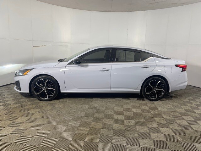 Used 2023 Nissan Altima SR with VIN 1N4BL4CV2PN302214 for sale in Columbus, IN