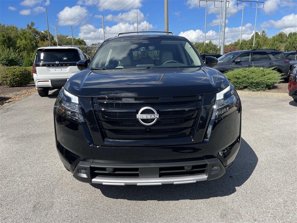 2025 Nissan Pathfinder SL photo 2