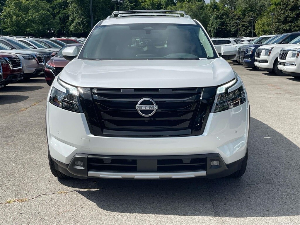 2025 Nissan Pathfinder SL photo 2