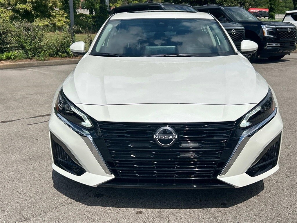 2025 Nissan Altima SL photo 2