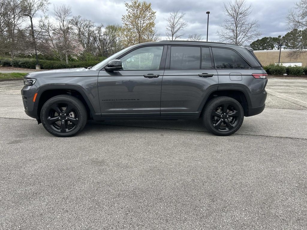 Used 2024 Jeep Grand Cherokee Laredo SUV