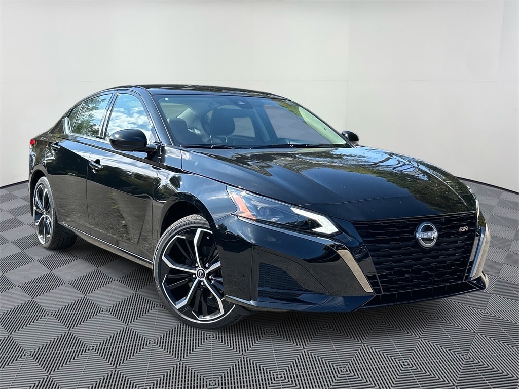 2025 Nissan Altima SR's photo