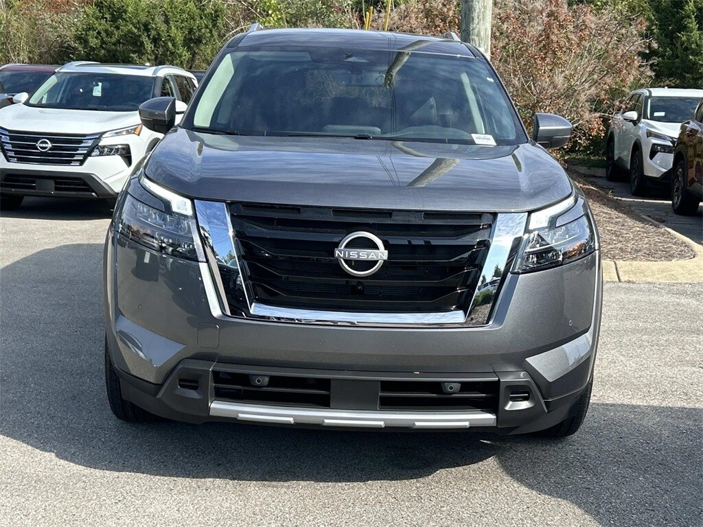 2025 Nissan Pathfinder SL photo 2