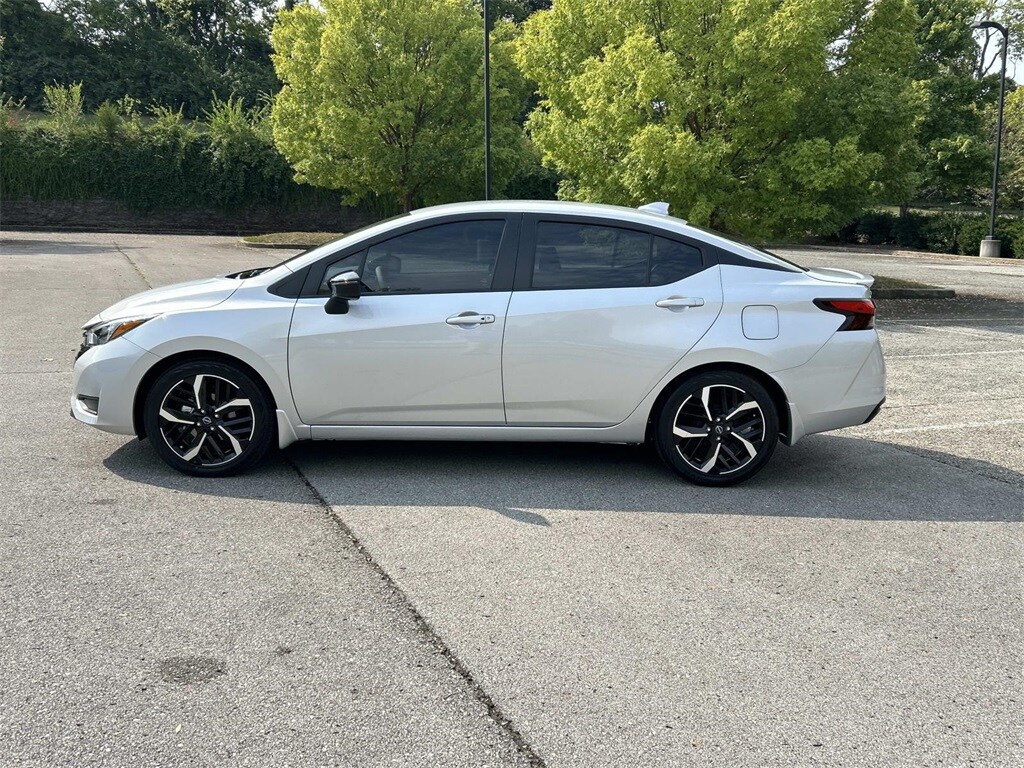 2025 Nissan Versa 1.6 SR photo 4