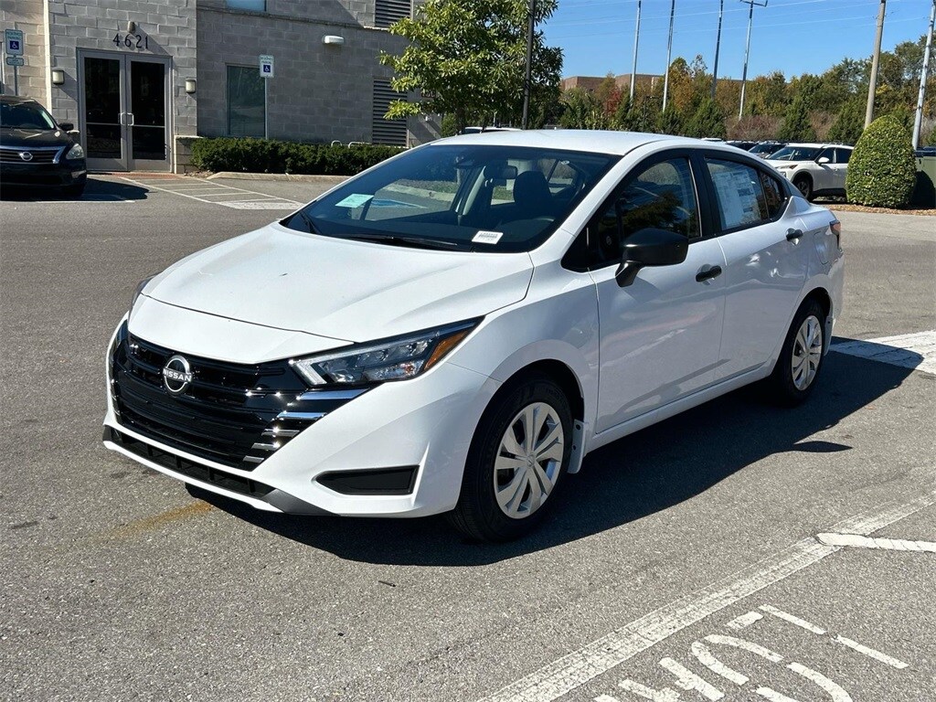 2025 Nissan Versa 1.6 photo 3