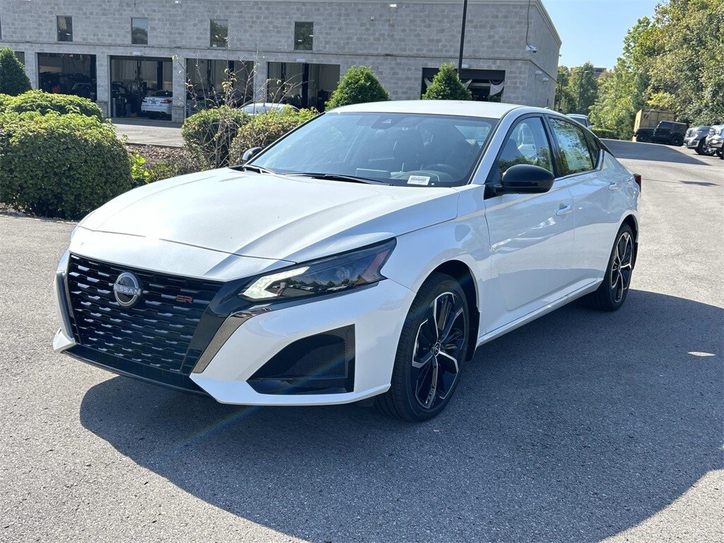 2025 Nissan Altima SR photo 3