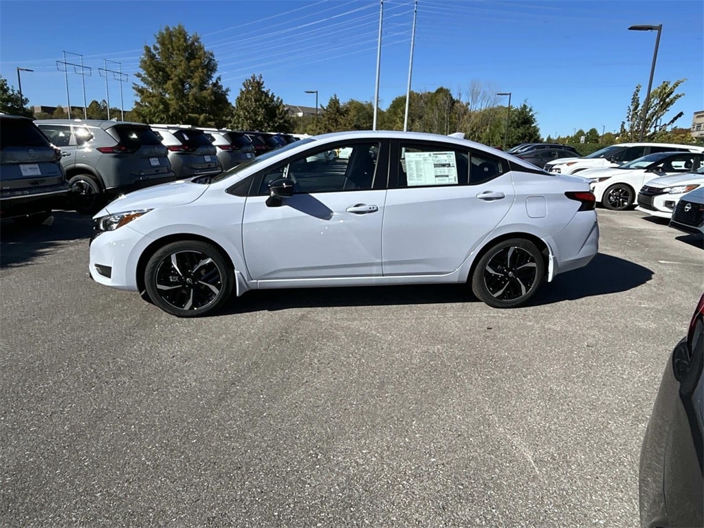 New 2025 Nissan Versa 1.6 SR Sedan