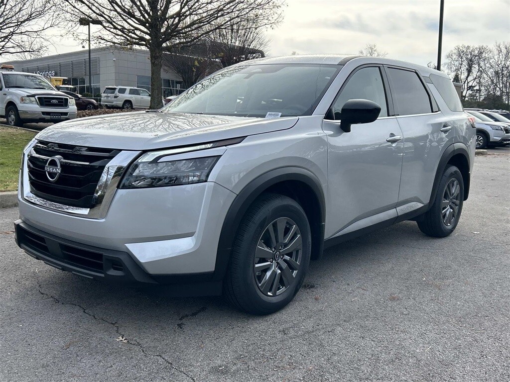 2025 Nissan Pathfinder S photo 2