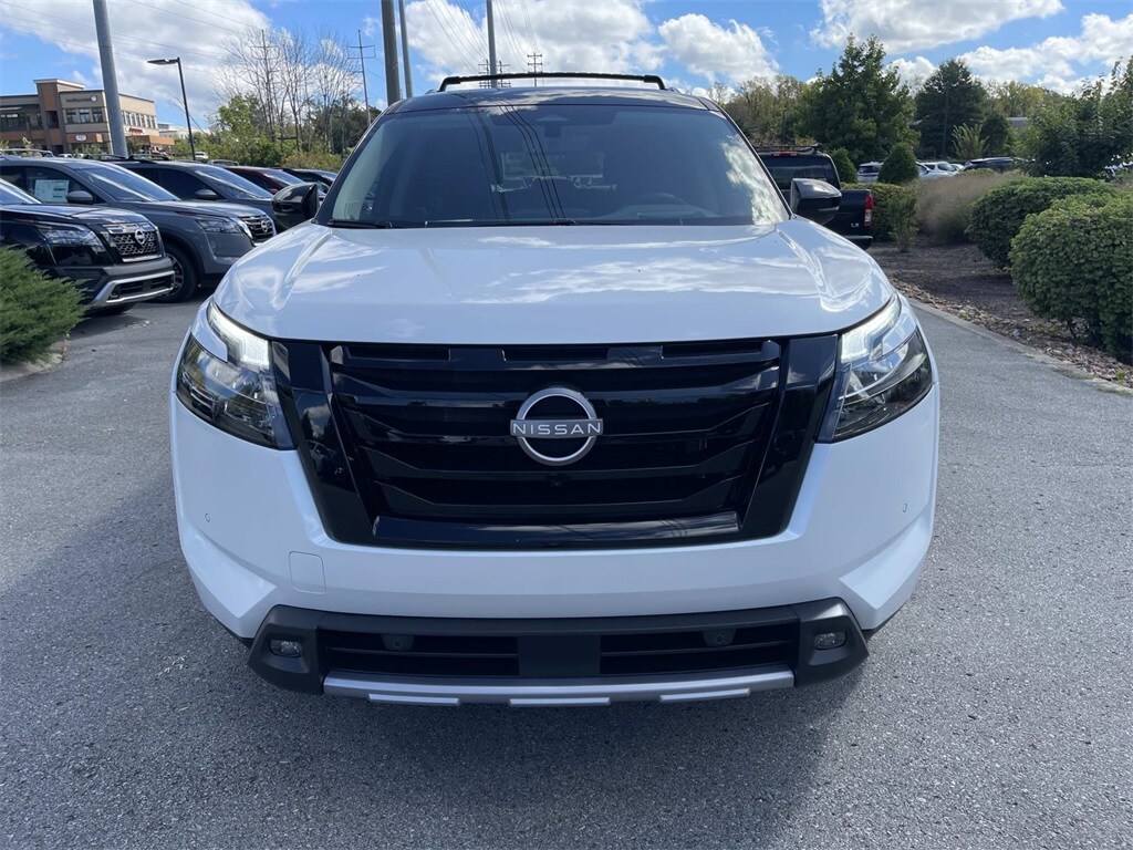 2025 Nissan Pathfinder Platinum photo 2
