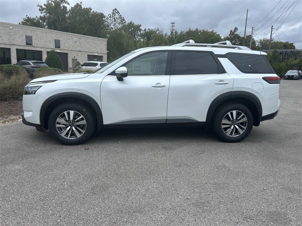 2025 Nissan Pathfinder SL photo 2