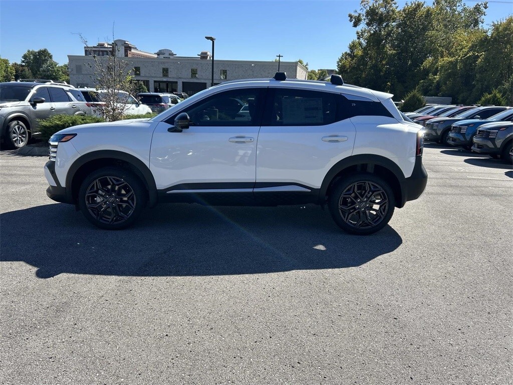2026 Nissan Kicks SR photo 3