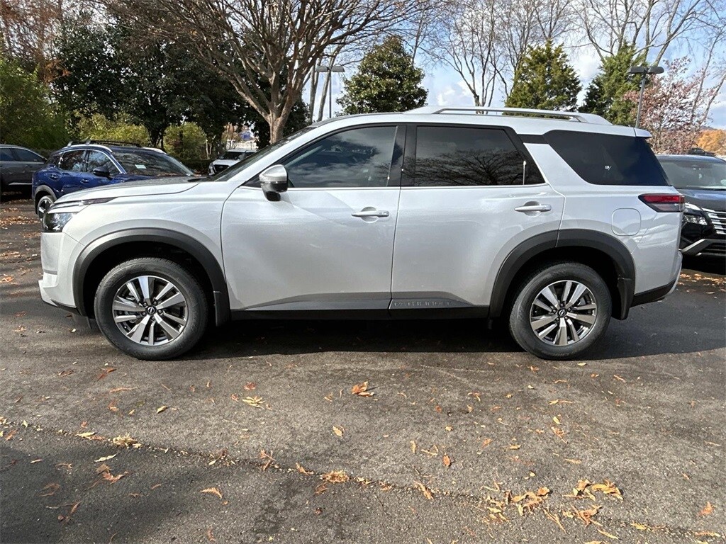 2025 Nissan Pathfinder SL photo 3