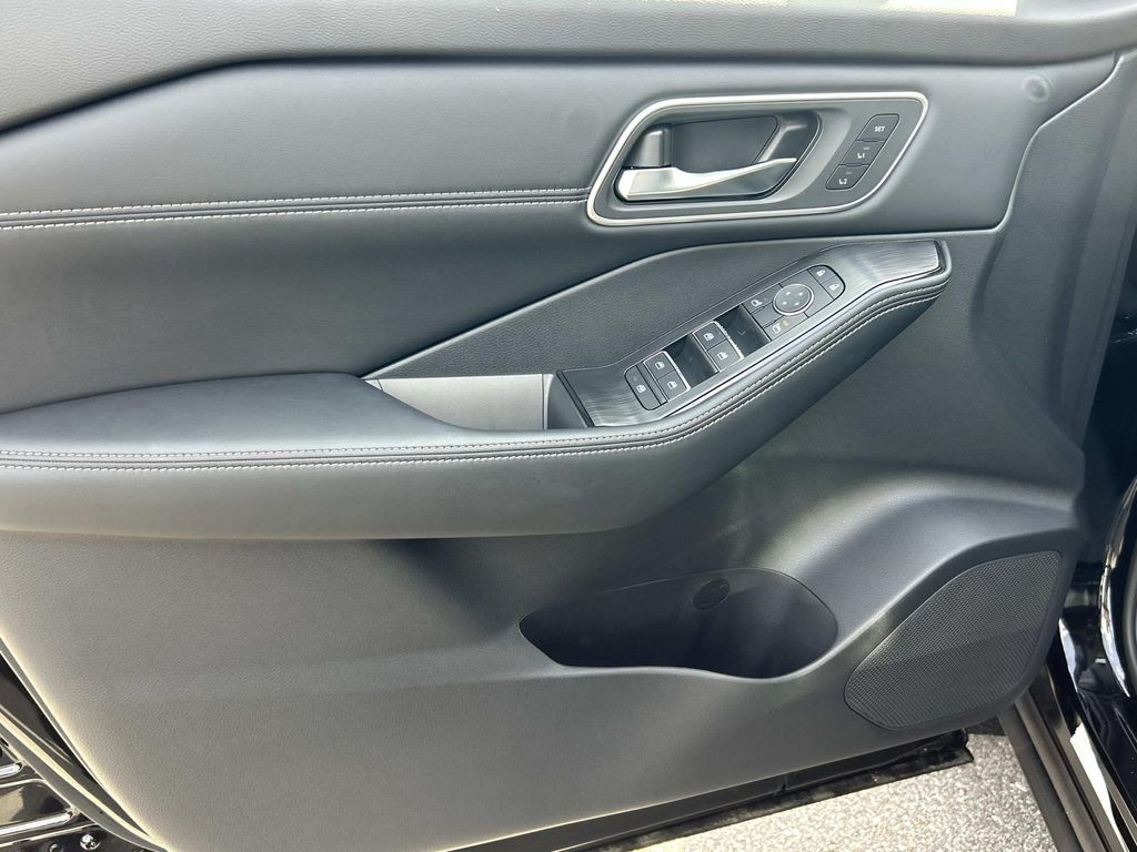 2026 Nissan Rogue Platinum - Photo 17