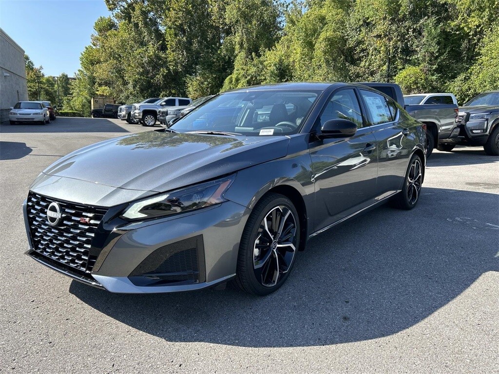 2025 Nissan Altima SR photo 3