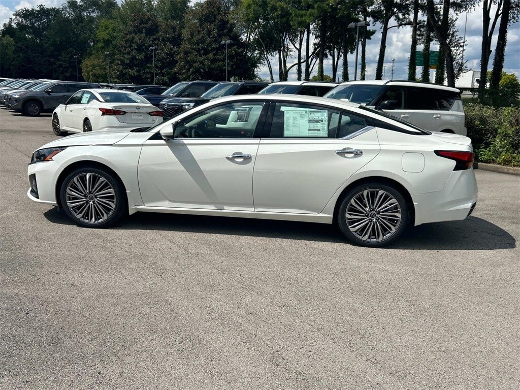2025 Nissan Altima SL photo 4