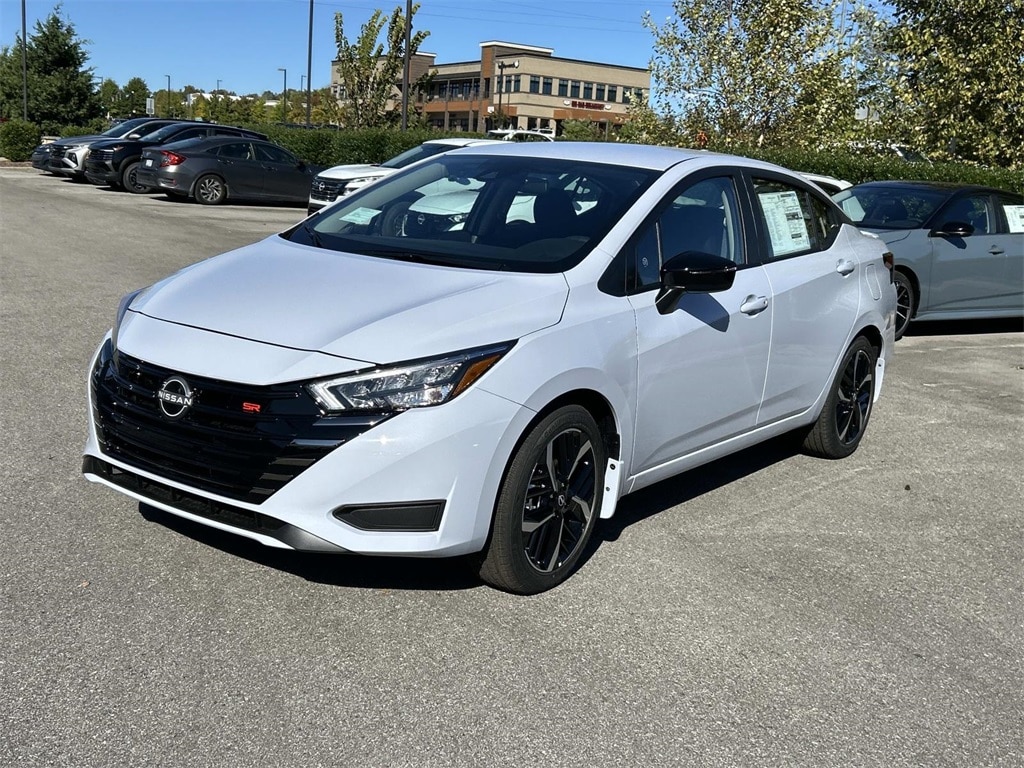 New 2025 Nissan Versa 1.6 SR Sedan