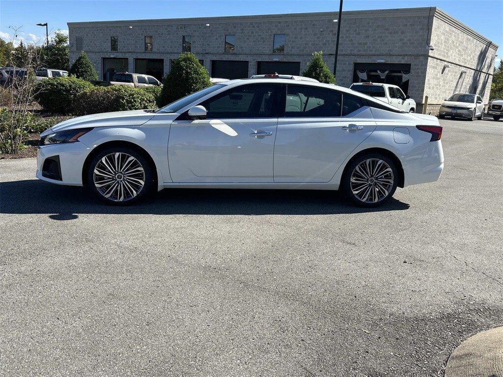 2025 Nissan Altima SL photo 4
